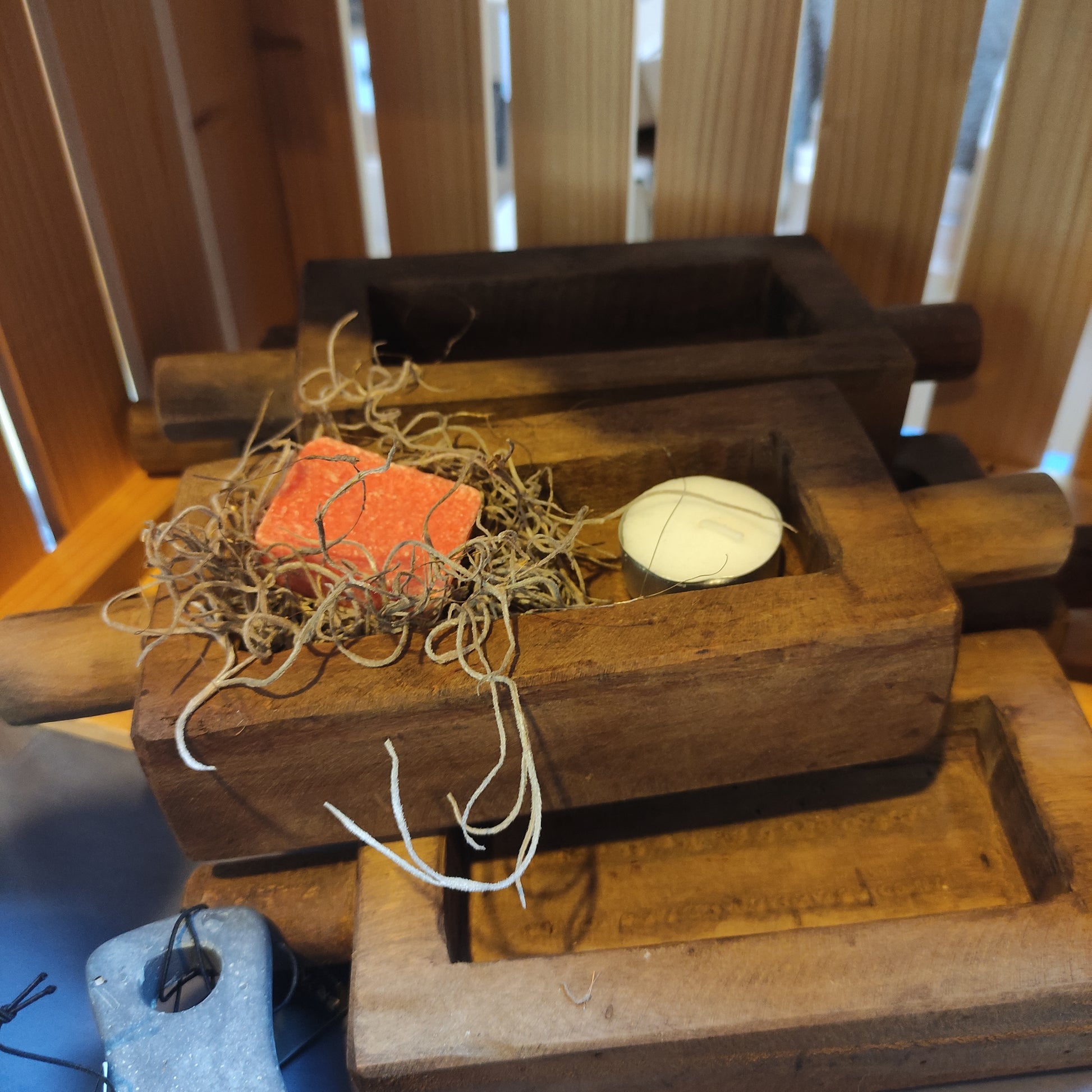 Houten bakje met twee handvaten